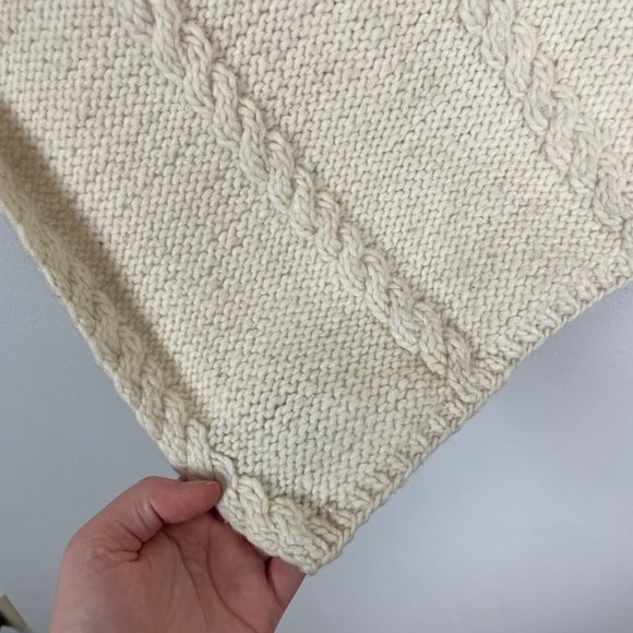 Ande Wear Woman's OS White Cable Knit Wool Blend Made in Ecuador‎ Poncho - Picture 3 of 7